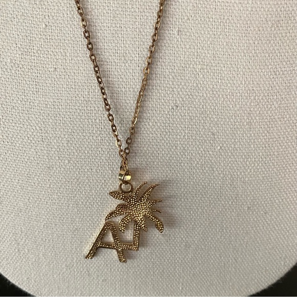 Woman’s LA Necklace - Picture 2 of 4